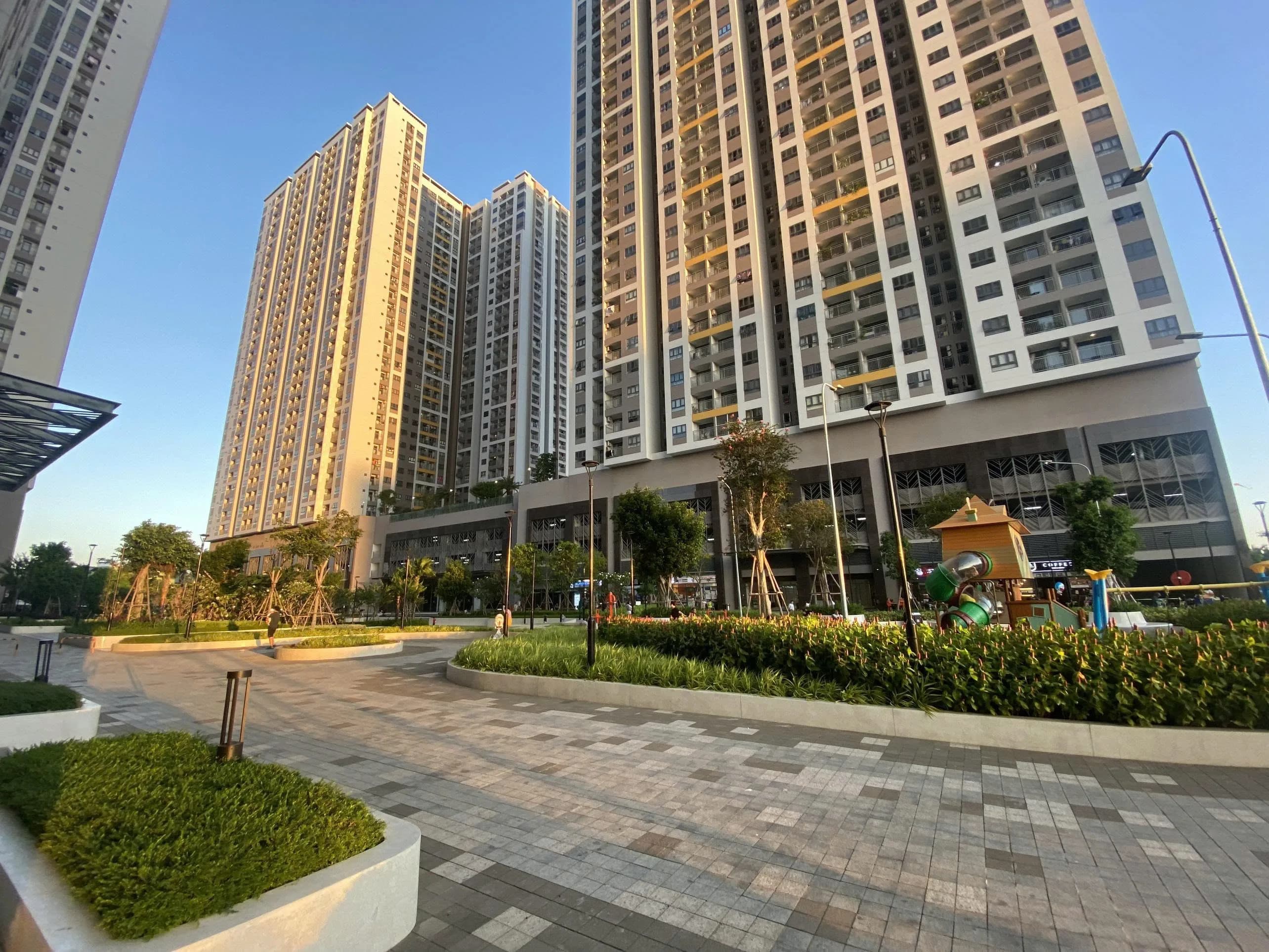 Q7 Saigon Riverside Complex